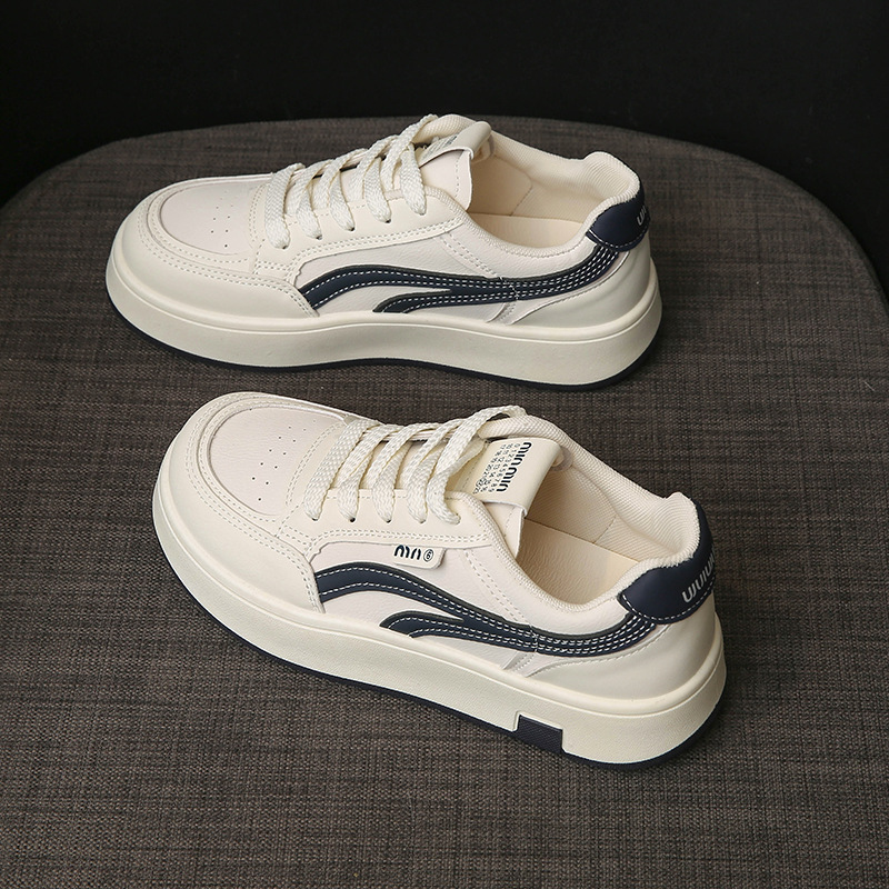 Pequeños zapatos blancos para mujeres 2025 nuevo otoño delgado transpirable de suela gruesa estudiantes deportivos con falda de altura zapatos de skate casuales