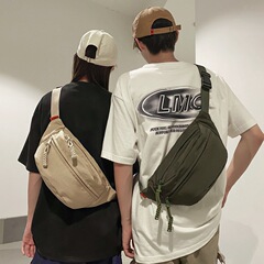 男性用の高級感のある胸バッグを斜めに掛けます。