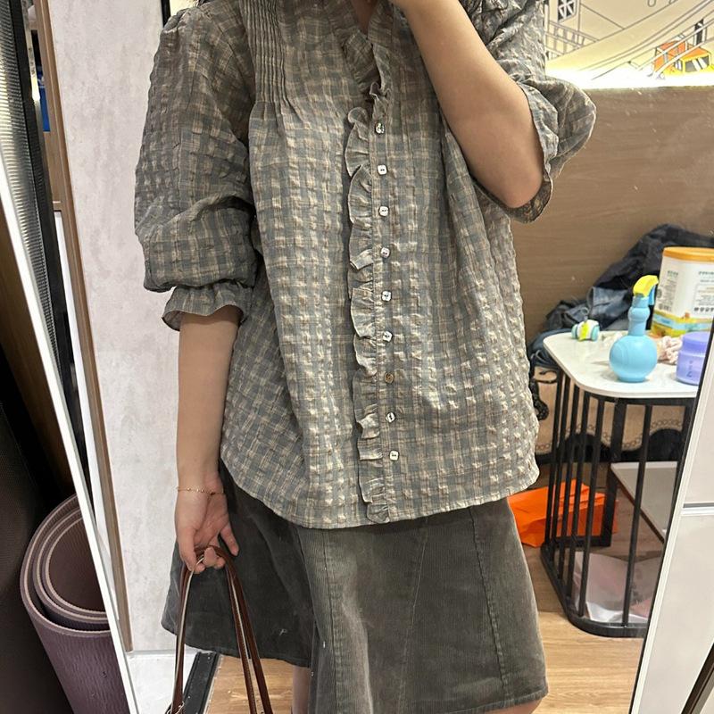 Korean French-style ruffled V-neck plaid shirt with a vintage, casual vibe, suitable for single wear or layering Korean French-style ruffled V-neck plaid shirt with a vintage, casual vibe, suitable for single wear or layering