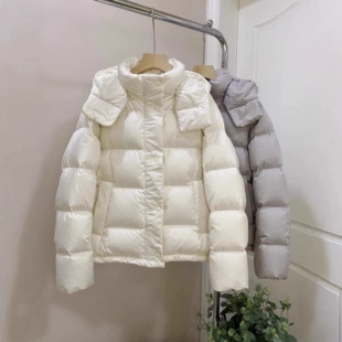 Короткий пуховик с капюшоном и поясом 95% белый пух утеплённый зима