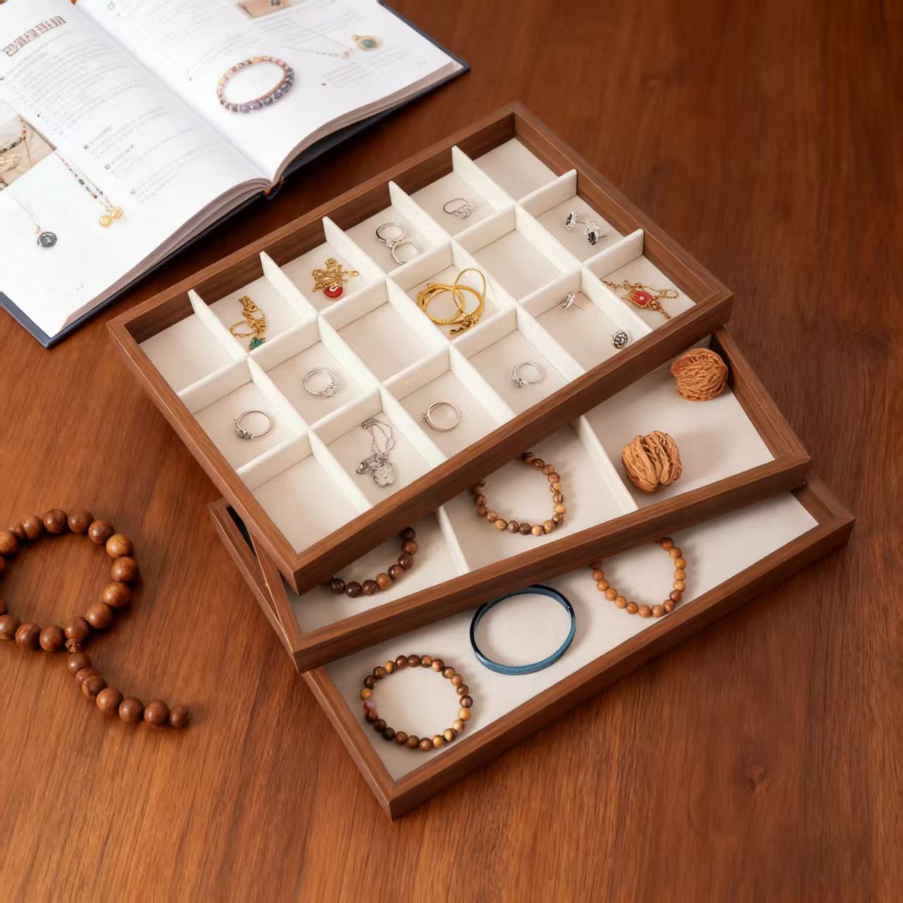 El disco de joyería mira la bandeja del anillo, la pulsera de la bandeja muestra la pulsera de la pulsera, la joyería, la pulsera, la Caja de joyería.