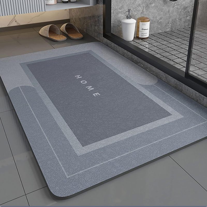 トイレの浴室のマットは柔らかい珪藻泥の強い吸水マットです。|undefined