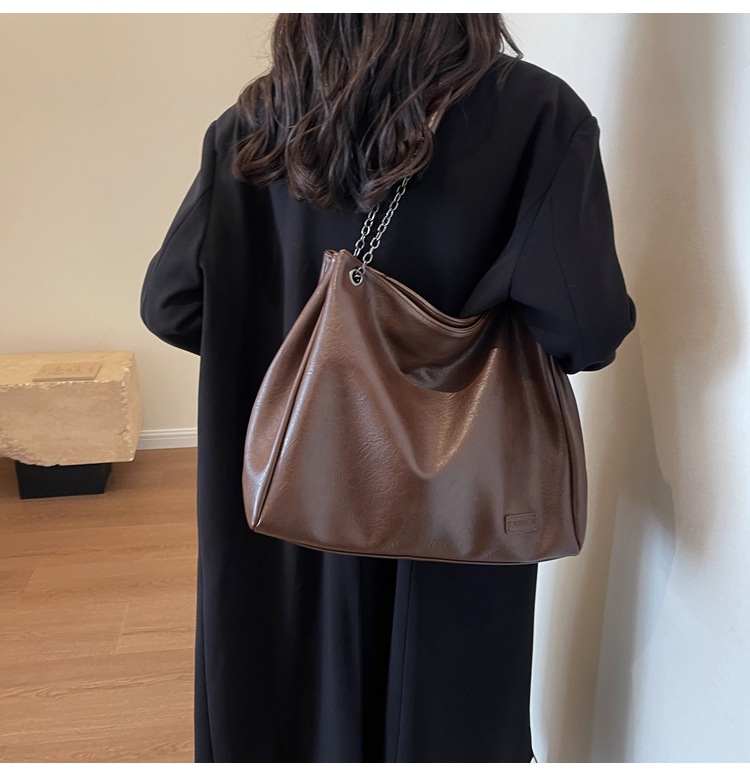 Pendlerveske med stor kapasitet for kvinner i 2023, ny høstmoteveske, eksklusiv følelse, crossbody-veske med kjede i utenlandsk stil_voghion.com