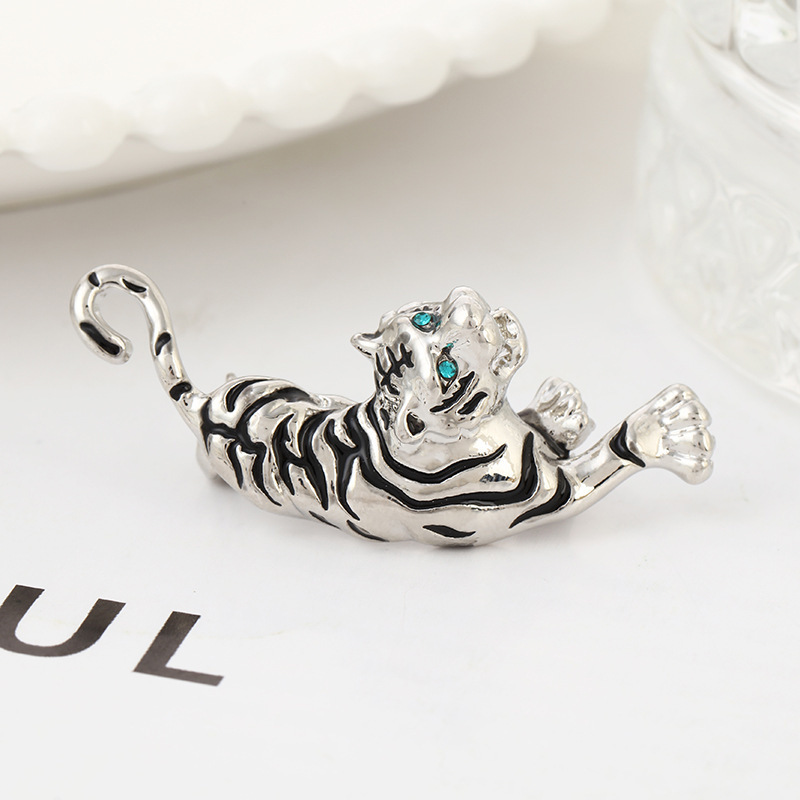 9#银色老虎胸针