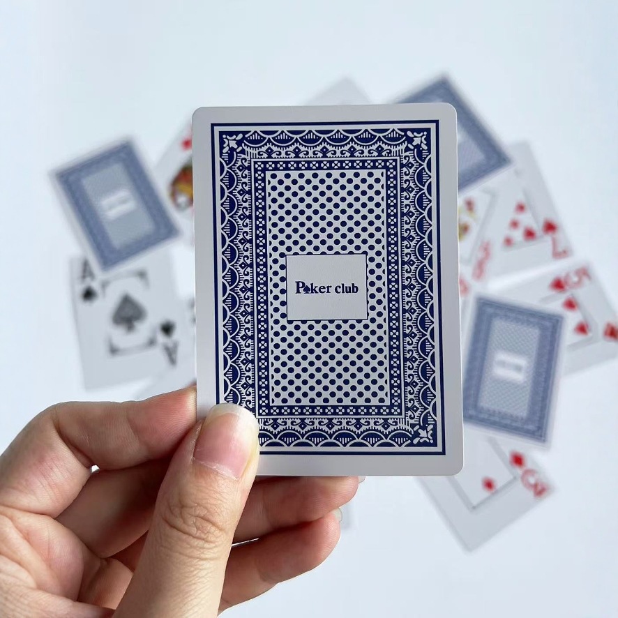 Las cartas de póquer de plástico esmerilado de tarjeta ancha de Texas se pueden lavar, impresión de caracteres grandes, póquer de PVC, rojo y negro, dos colores, comercio exterior opcional