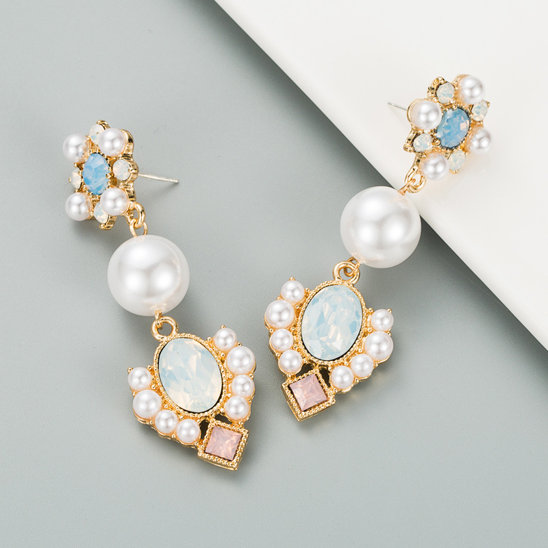 Retro Baroque Pearl Long Earrings display picture 4