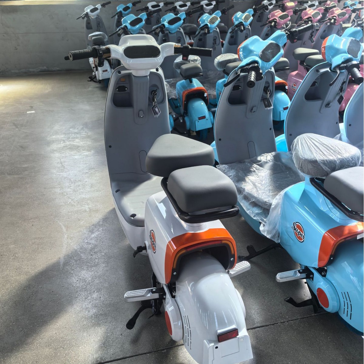 Exportación de comercio exterior nuevo modelo de automóvil de batería H1 exportación de motocicletas eléctricas para hombres y mujeres fabricantes de vehículos eléctricos adultos venta directa al por mayor