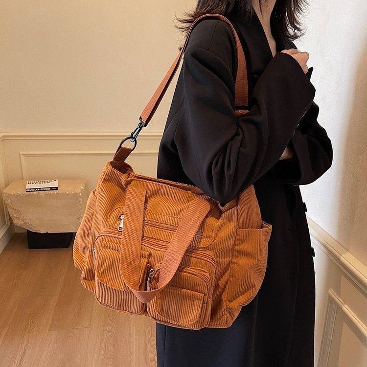 Nuevo bolso de mano transfronterizo, nuevo bolso de hombro para estudiantes universitarios en clase.
