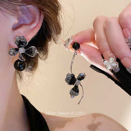 夸张不对称水晶花朵耳钉女小众设计感高级耳环2024新款爆款耳饰
