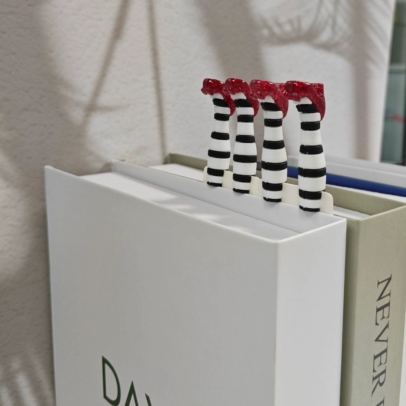 Белые каблуки на высоком каблуке креативный мягкий клей 3d трехмерная закладка