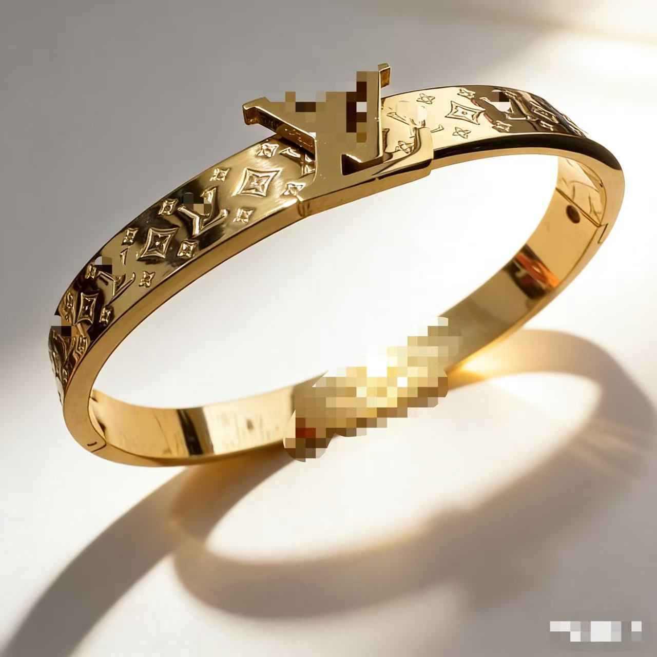 2025 新しいヨーロッパとアメリカのビッグブランドチタン鋼ブレスレット非退色ステンレス鋼ブレスレットバックルオープニングハンドジュエリー卸売