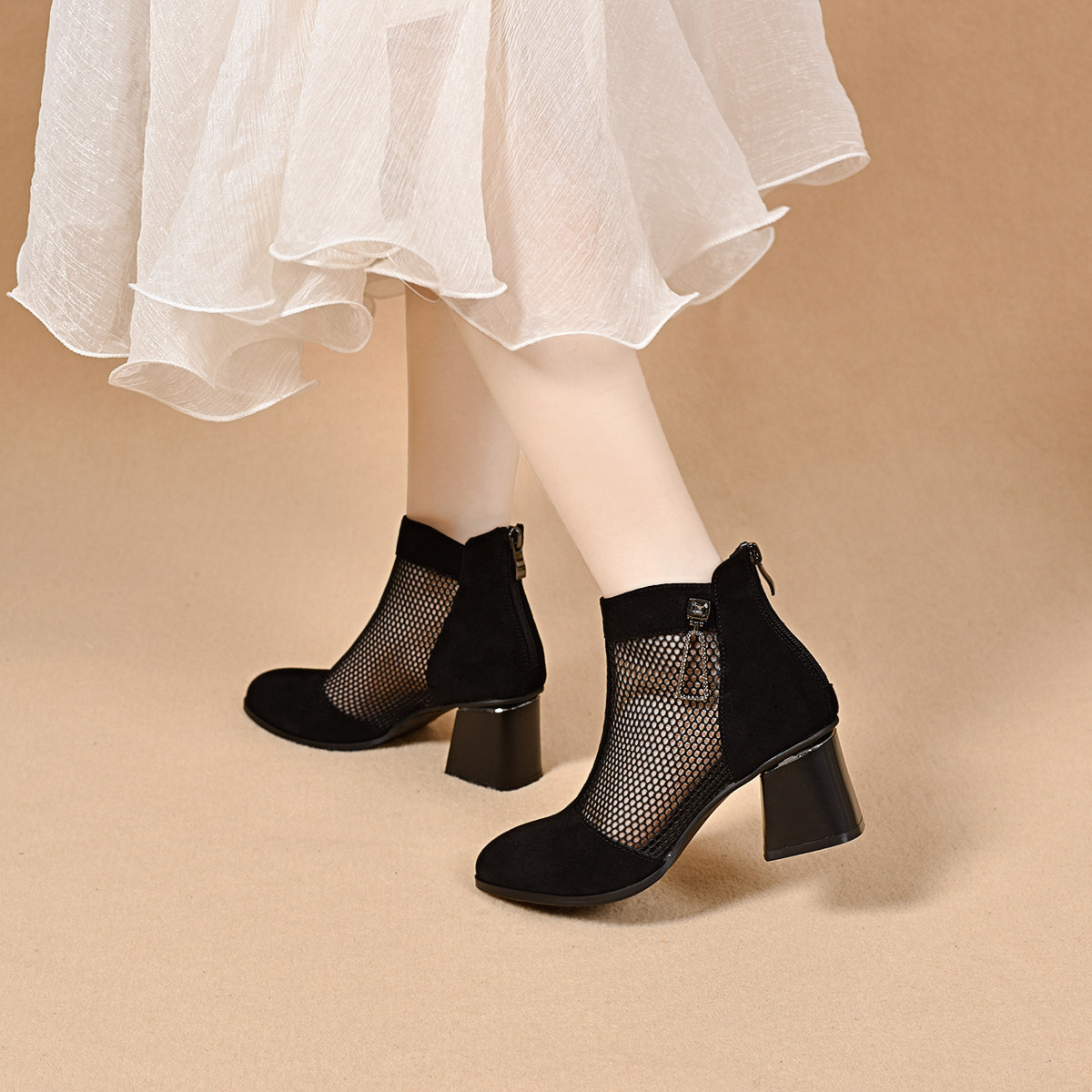 Sandal cao gót nữ mũi nhọn hở mũi, chất liệu da lưới thoáng khí, gót thô khoảng 7 cm — màu đen