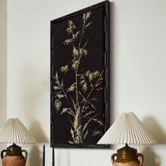 見知らぬ花が咲いて、リビングのソファーの背景を描いています。