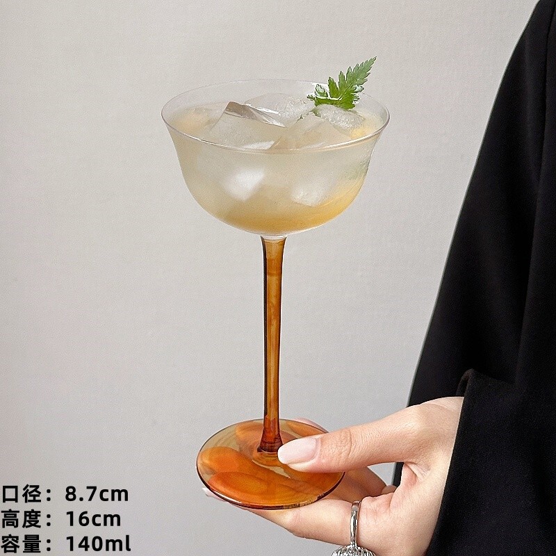 大衆insは足を曲げてカレー色の高足カップのマーガレットグラスのシャンパンカップのカクテルカップのアイデアの泡のコップを曲げます。|undefined