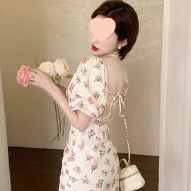 法式甜美温柔风氛围感方领碎花长裙子夏季甜辣别致绝美连衣裙显瘦
