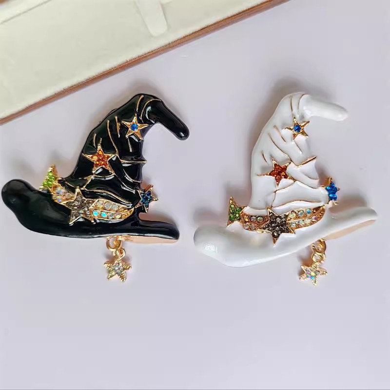 Retro fashionable brooch