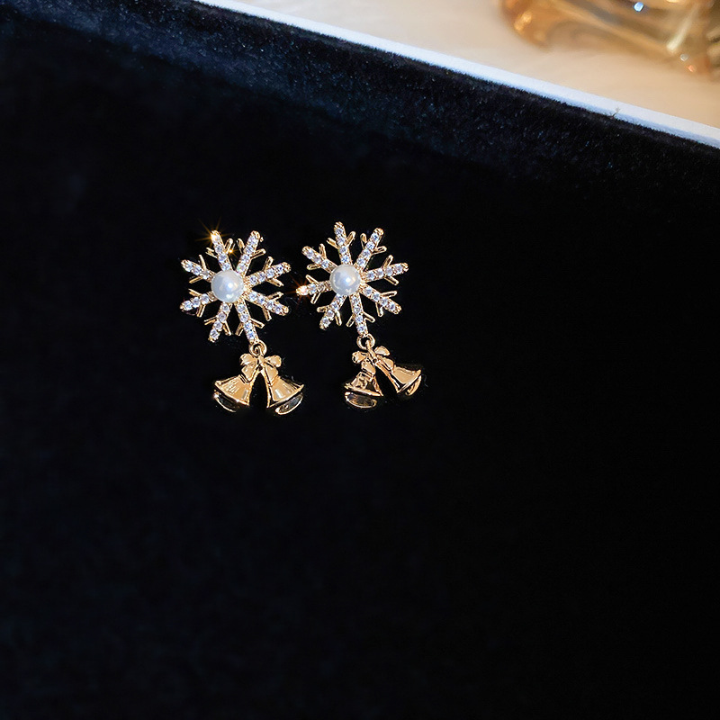 Retro Snowflake Copper Inlay Zircon Earrings 1 Pair