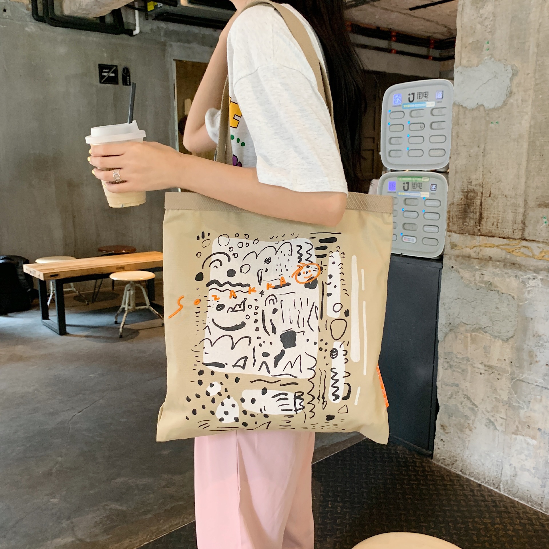 【 In Stock 】26102 letter graffiti printed canvas bag, large-capacity single-shoulder hand-carry shopping bag Tote from South Korea full figure