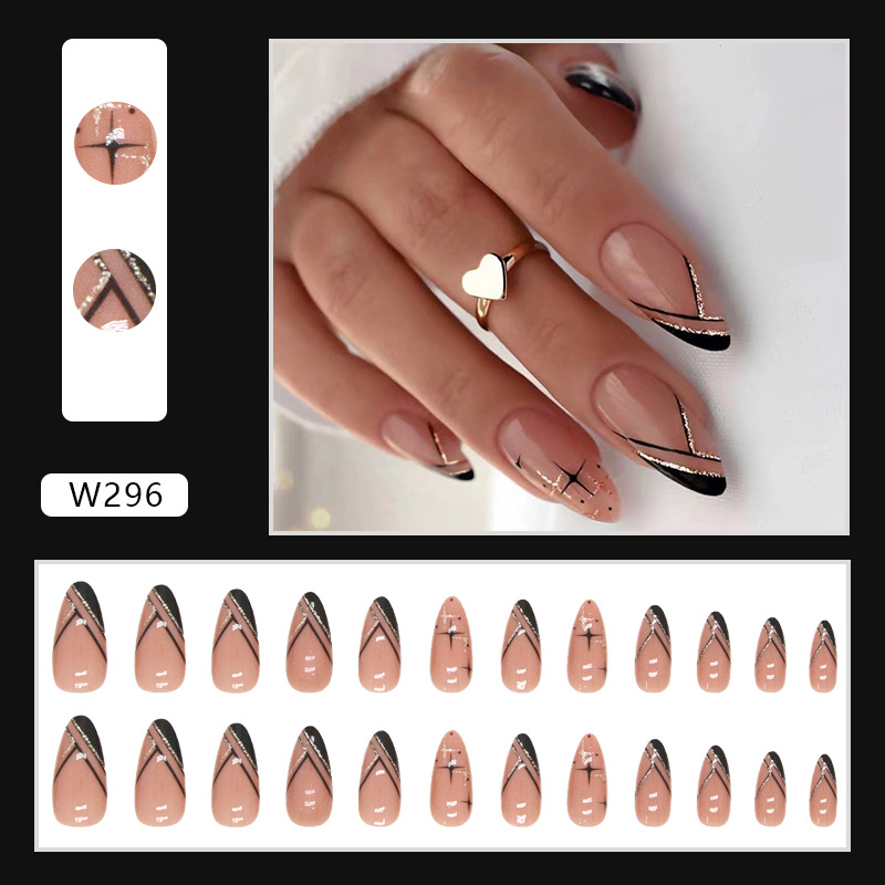 Kynsienkoristeet makealla ja viileällä Instagram Nails -kuviolla, sarjakuvatyyli, valkoinen pitkä baletti, haarniska päällä_voghion.com
