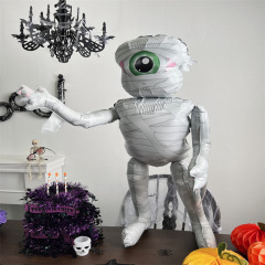 店のデパートの幼稚園は2024ハロウィーンの超巨大な立っている風船の台座のカボチャの魔女の枯れ木の漫画を配置します。