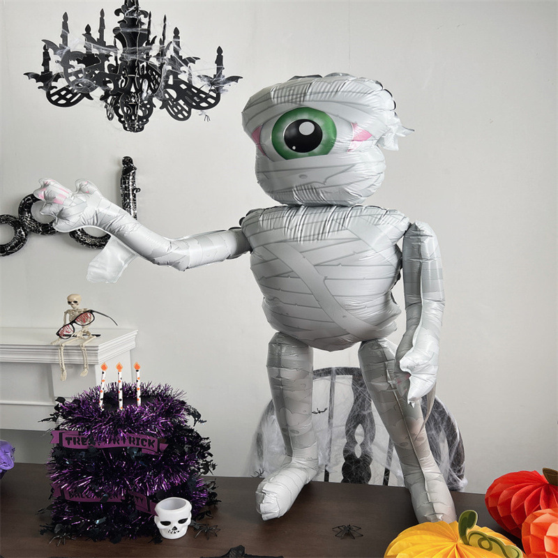 店のデパートの幼稚園は2024ハロウィーンの超巨大な立っている風船の台座のカボチャの魔女の枯れ木の漫画を配置します。|undefined