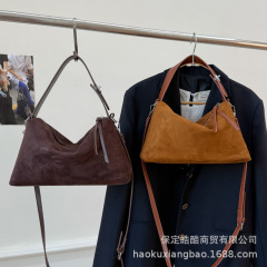 高级感小众包包女秋冬2025新款磨砂复古斜挎包休闲爆款手提饺子包