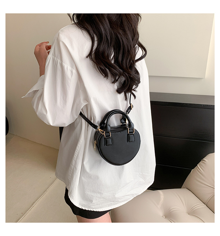 Women's Small Pu Leather Heart Shape Solid Color Streetwear Heart-shaped Zipper Shoulder Bag Handbag Crossbody Bag display picture 4