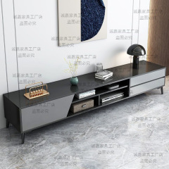 テレビの棚はシンプルで、現代の小戸型のリビングルームは豪華です。