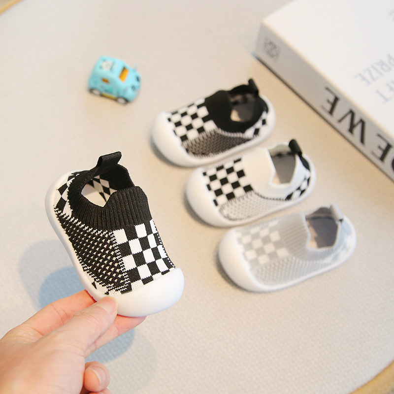 Zapatos de bebé zapatos de bebé de suela blanda zapatos deportivos antideslizantes transpirables de todo fósforo primavera y otoño nuevos zapatos de moda para niños al por mayor