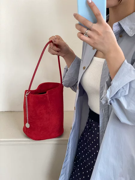 Autumn and Winter New Bucket Bag Niche Korean Style Cross-Border Retro Cylindrical Suede Bag Versatile Fashionable Commuter Shoulder Bag