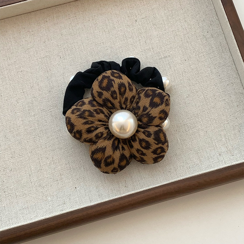 Corea del Sur Dongdaemun nuevo patrón de leopardo de perla relleno de algodón flor tridimensional lindo agarrar clips de correa clips de tiburón adornamiento para el cabello pequeño
