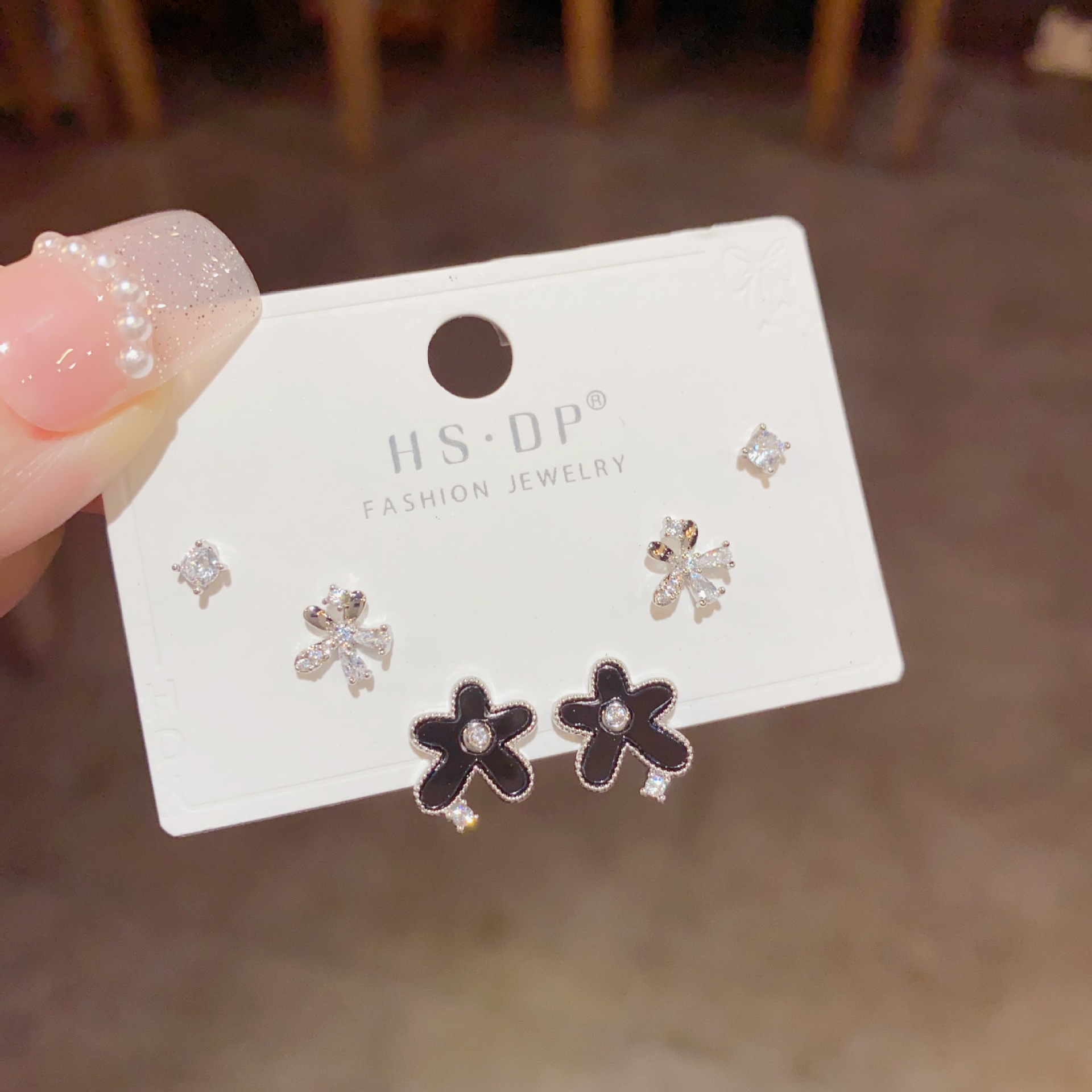 S925 aguja de plata micro incrustaciones de circón pendientes cortos pendientes de pelo corto japonés y coreano elegante todo-fósforo simple conjunto de tres piezas pendientes para las mujeres