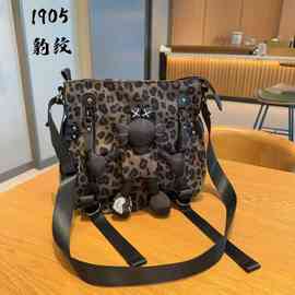 休闲斜挎包新款帆布豹纹挎包可爱公仔包百搭通勤单肩包时尚女包