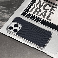 国境を越えた適用可能な iPhone16pm 携帯電話ケース カーボンファイバー パターン ボーダレス Apple 15 落下防止および放熱保護ケース カバー