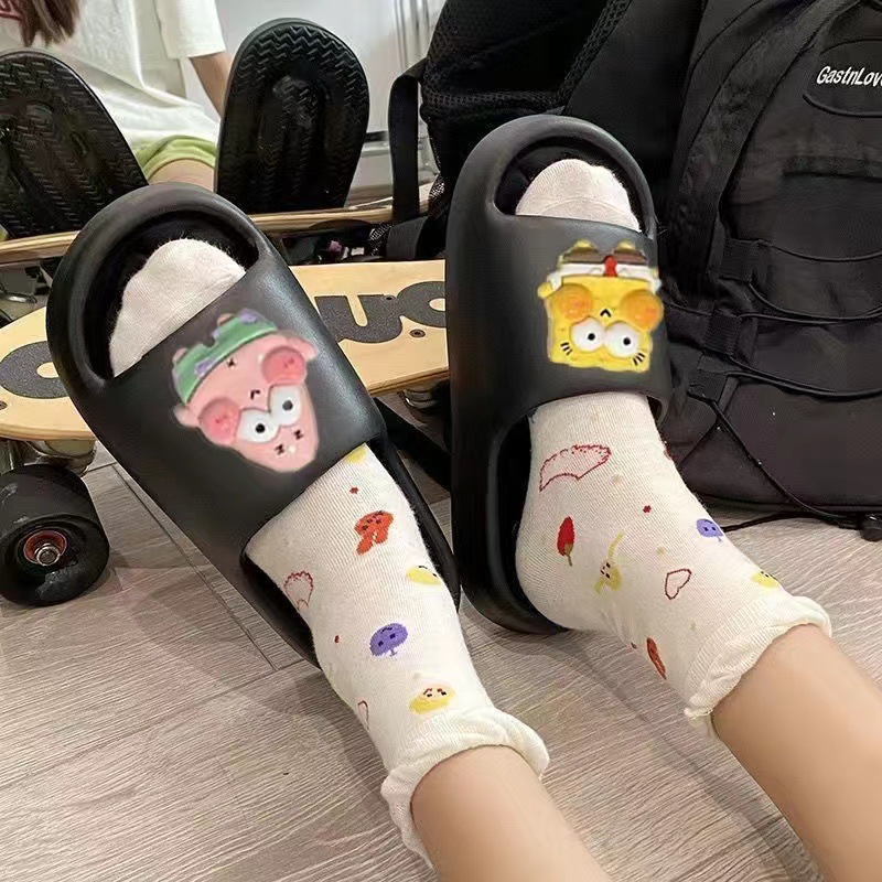 Hermosas zapatillas de pato grueso para mujeres de verano para usar anti-deslizante dibujos animados casa baño pareja zapatillas frías