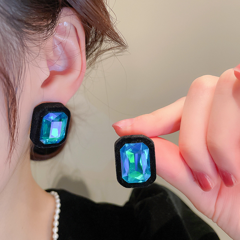 Fashion Heart Shape Alloy Flocking Inlay Rhinestones Womenu0027S Ear Studs 1 Pair