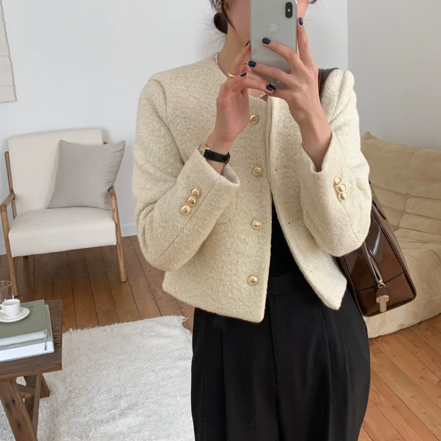 Новая корейская модель осенне-зимней коллекции 2025 года: короткая, приталенная шерстяная куртка для невысоких женщин с шикарным и элегантным дизайном.