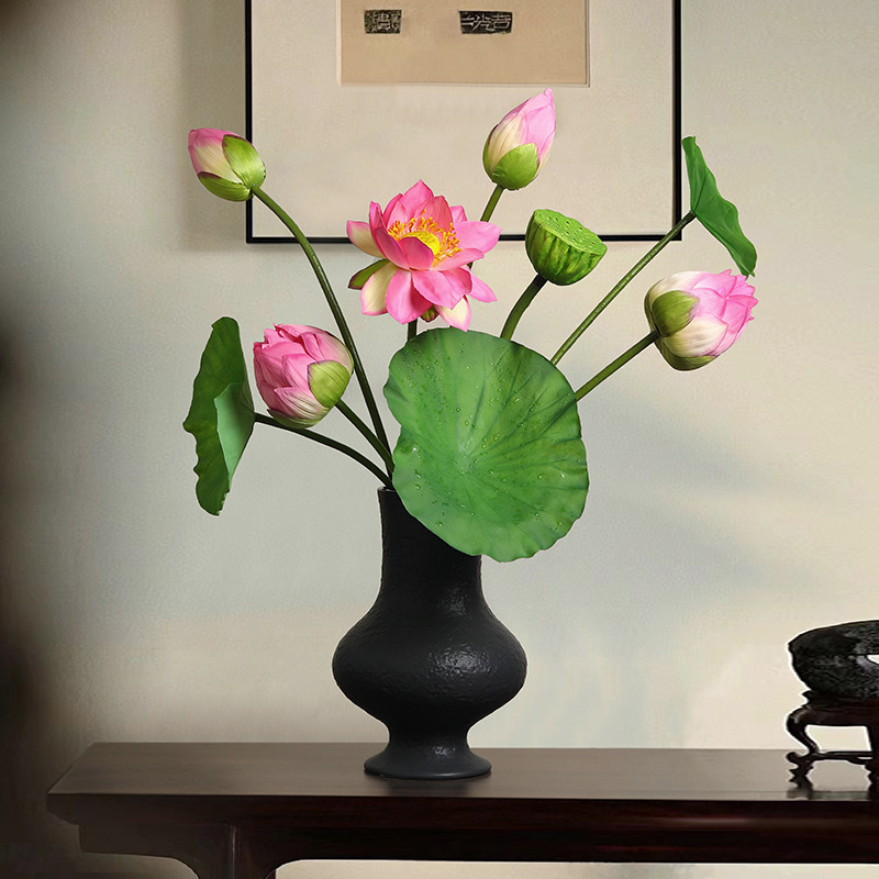 ハスの花のシミュレーション花は仏前の仏堂の蓮の花を供えて飾ります。|undefined