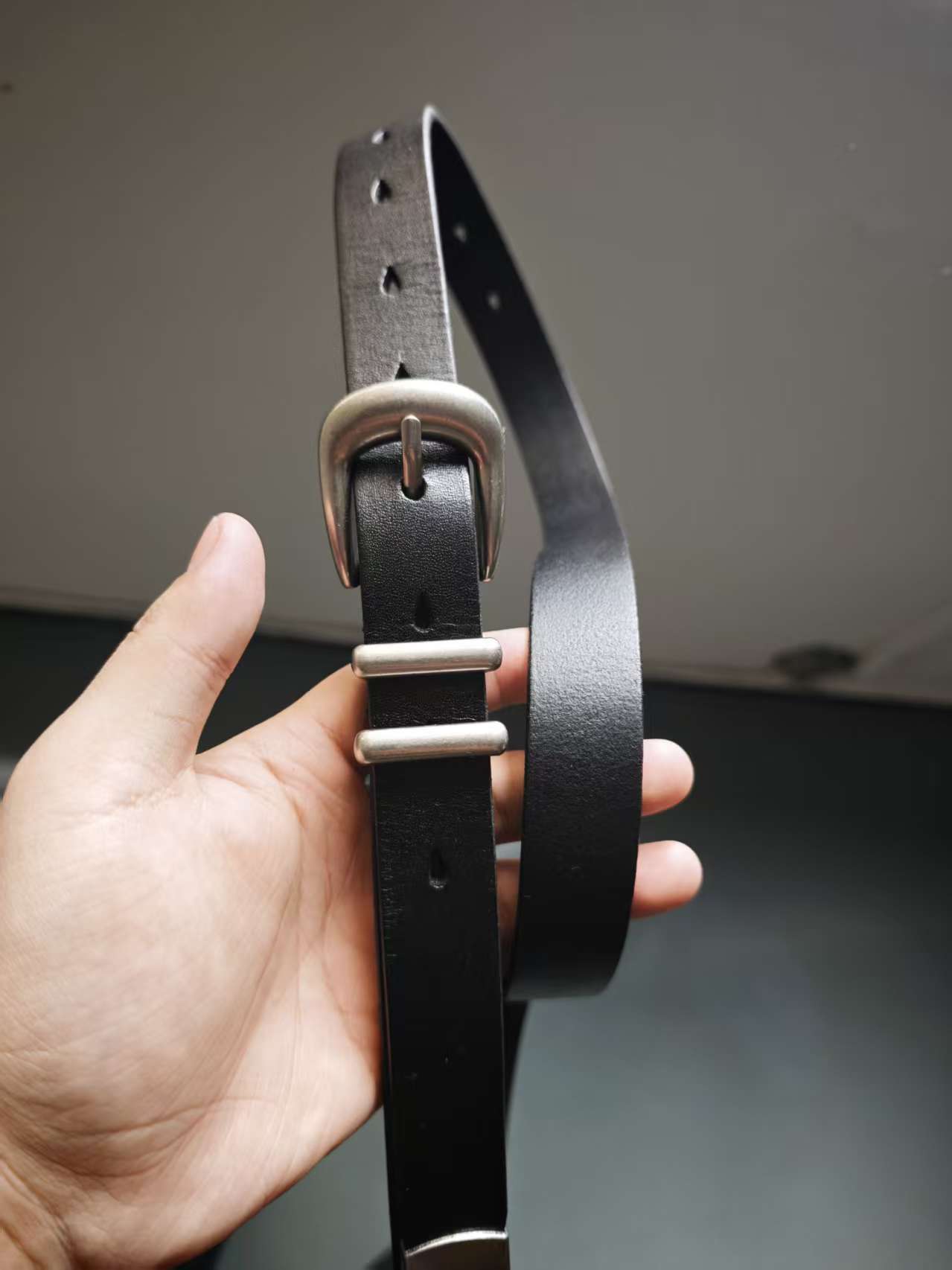 Men's belt made from top-layer pure cowhide with simple silver buckle, premium genuine leather belt, fashionable and stylish unisex waist belt.