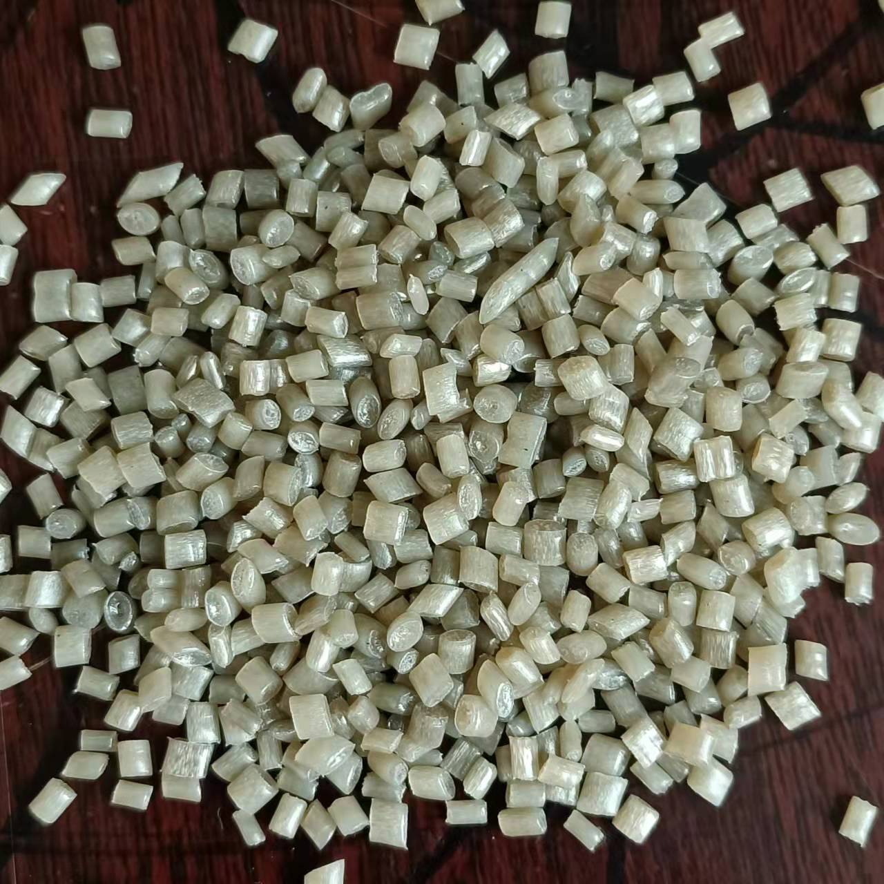 厂家供应发泡塑料颗粒 PE吹膜颗粒 包装袋快递袋等高溶脂PP材料