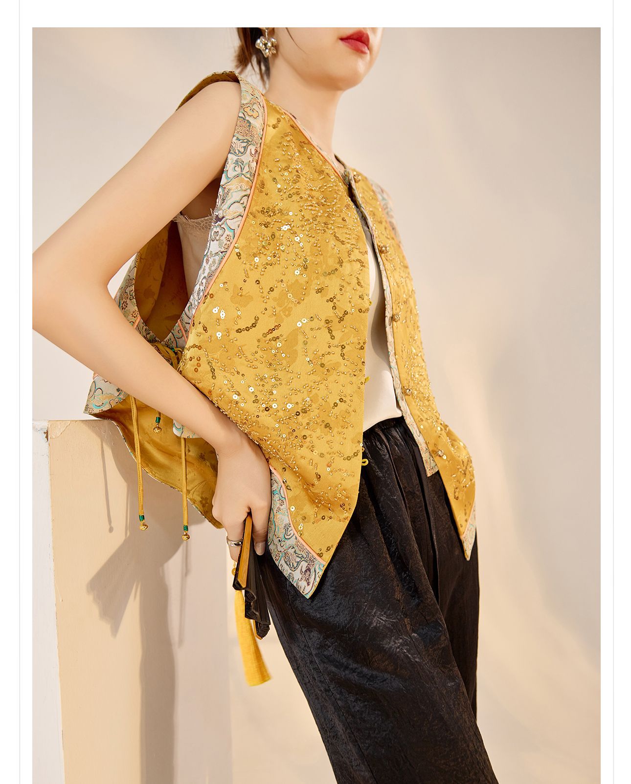 Áo vest gile nữ phong cách retro Tân Trung Hoa, cổ đứng, thêu đính hạt cườm tinh xảo — Vàng chanh chi tiết 8