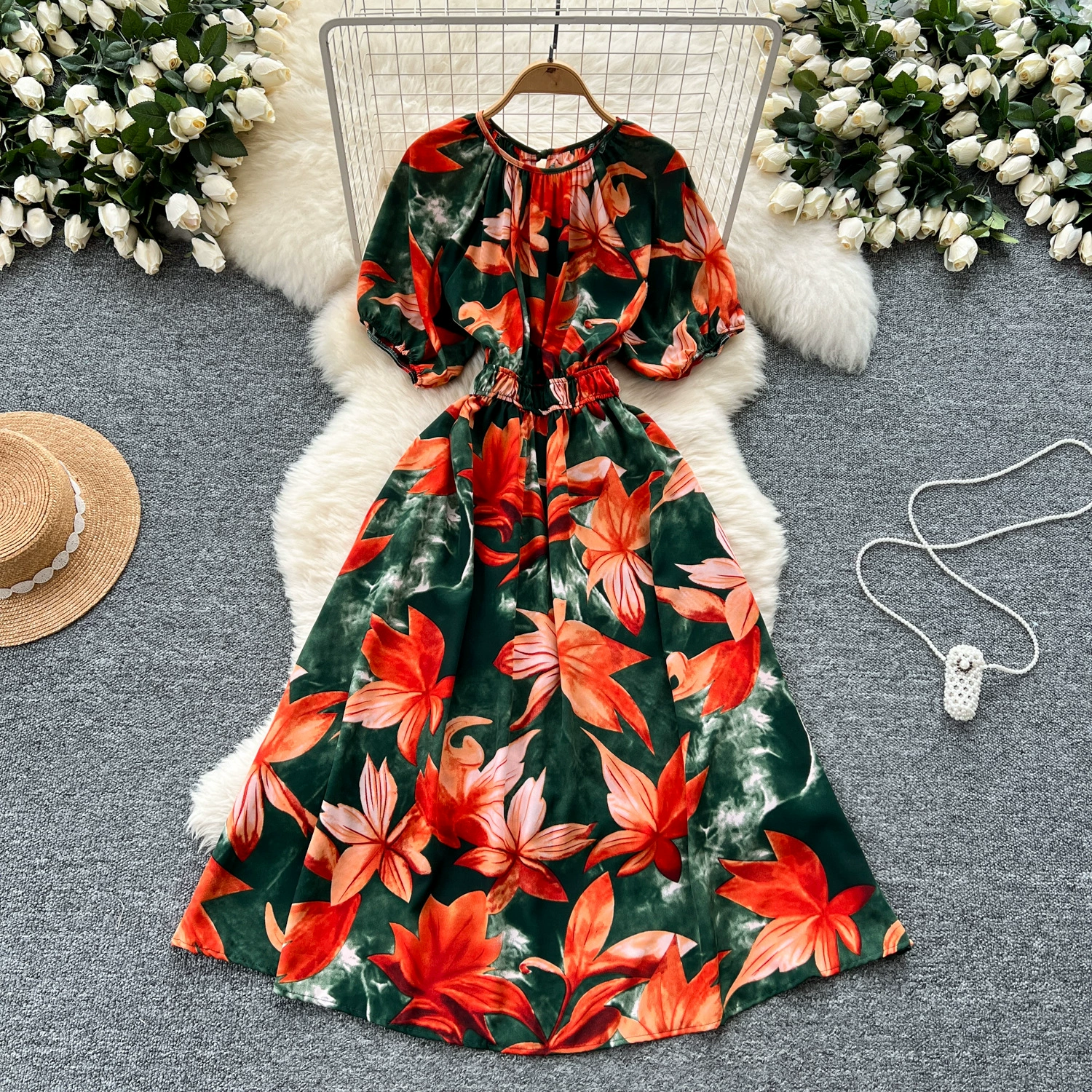 Летнее платье для женщин 2025 года в стиле французского ретро с принтом, завышенной талией, круглым вырезом, пышными рукавами и длинной юбкой.