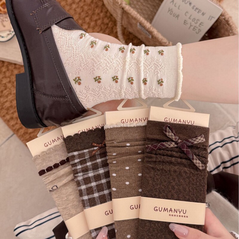 Retro coffee-colored bow socks, Korean-style, preppy, oatmeal floral, autumn/winter plaid, with fabric labels, seamless, and with a ruffled design