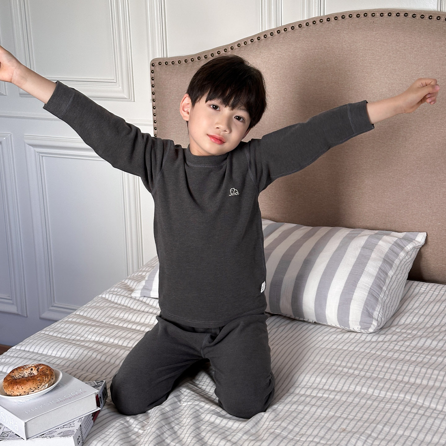 Pijamas para niños set de ropa para el hogar 2025 otoño y invierno nuevo chaqueta caliente para niños pantalones de otoño suéter de algodón
