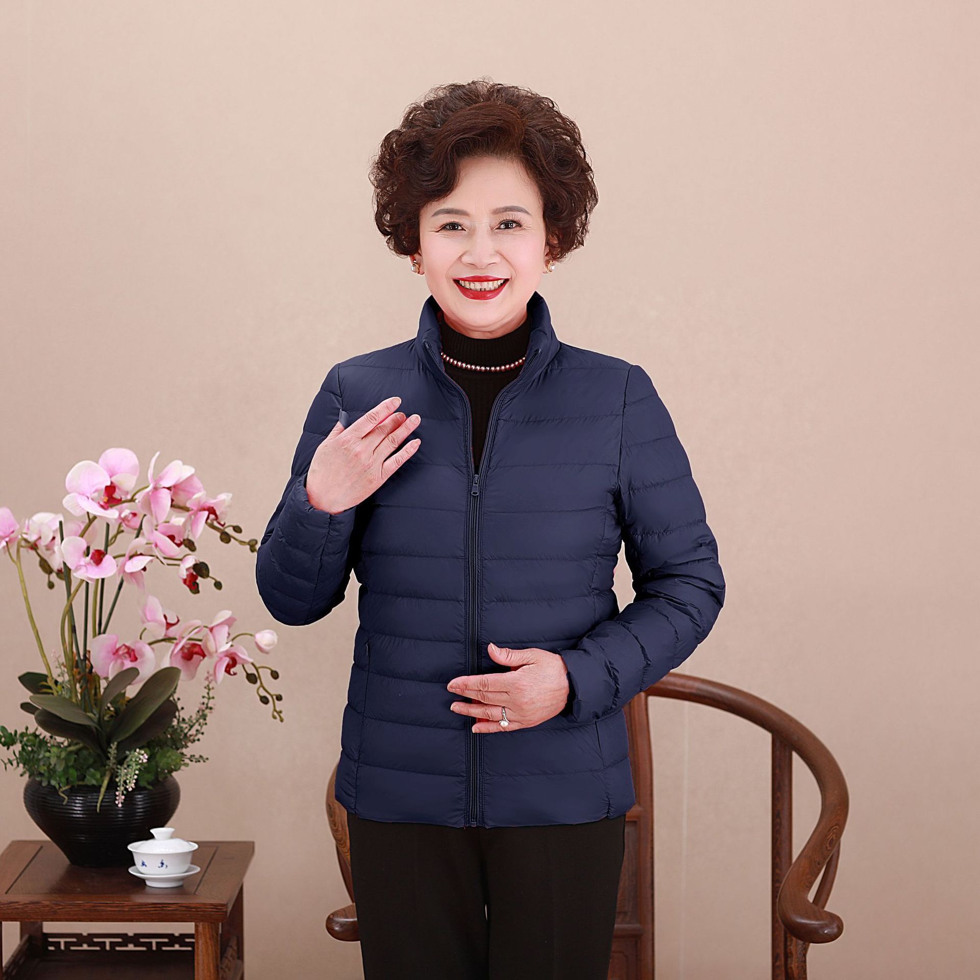 Chaqueta de pluma transfronteriza ligera y delgada nueva dama de mediana edad madres con chaqueta corta con capuzas más grasa MM gruesa