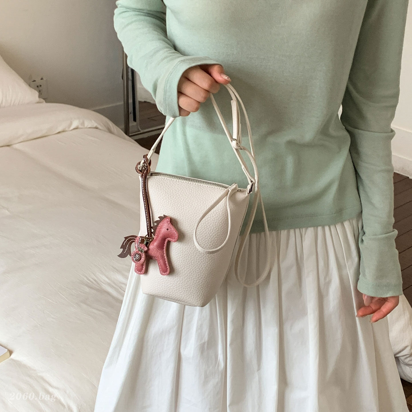 Mochila de cuero suave para viajes coreanos mini moda de verano 2026 bolsas de cubo populares nuevas bolsas de hombro para mujeres