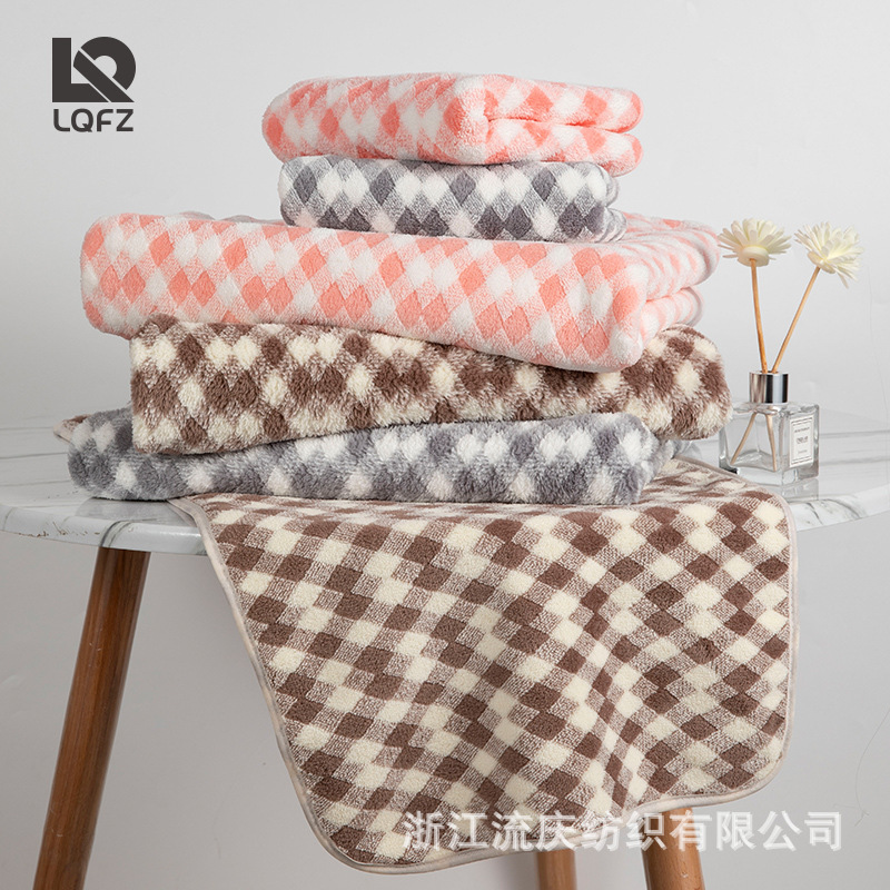 El borde de la toalla de lana de coral en forma de diamante cubierto no absorbente de algodón de alta densidad Toalla de cara entrega al por mayor