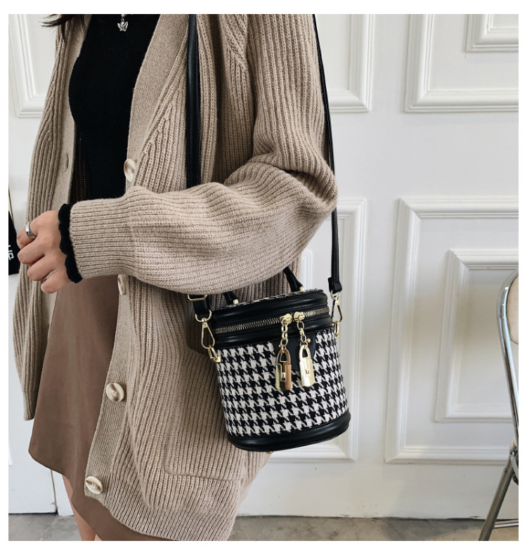 2021 New Trendy Autumn Fashion Single-shoulder Handbags Messenger Lattice Bucket Bag display picture 13