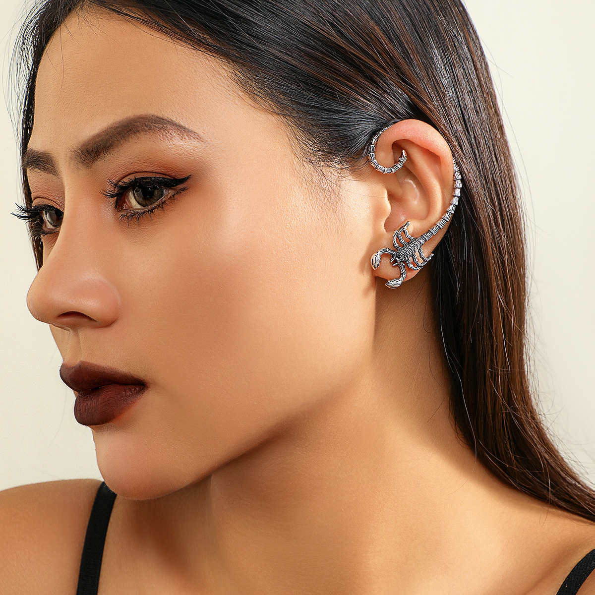 Orecchini curvi con silhouette scura a forma di scorpione, personalità hip-hop, metallo tridimensionale, clip per osso auricolare, gancio per orecchio_voghion.com