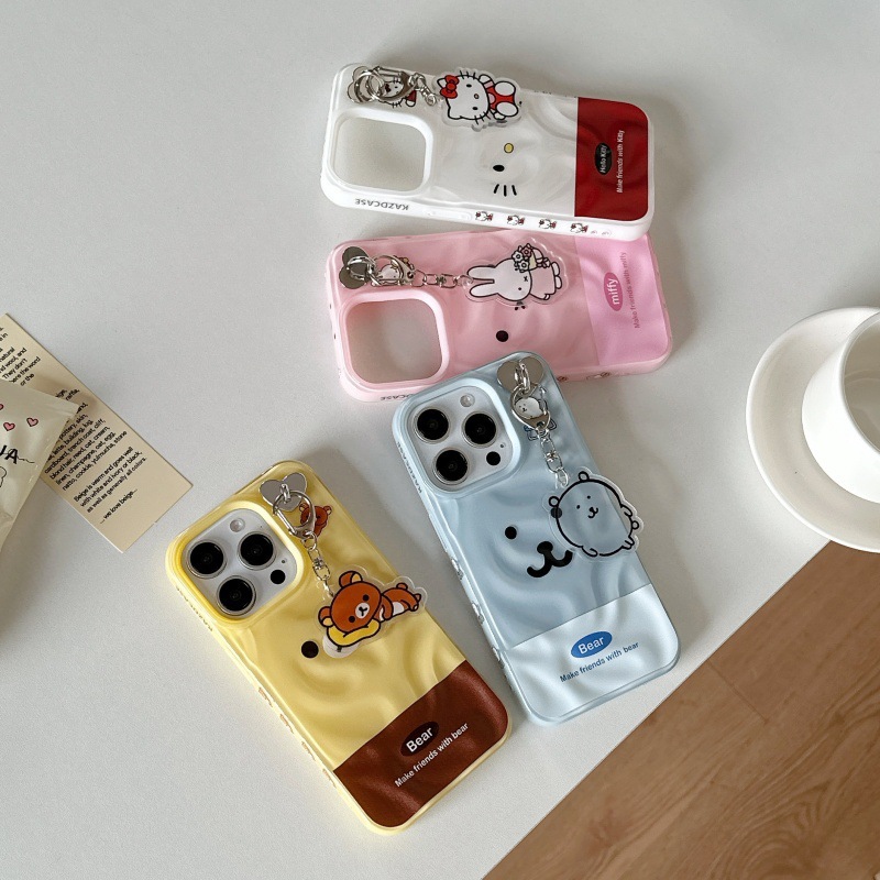 La expresión de oso plisado de niña es adecuada para iPhone16ProMax nuevo 15 funda para teléfono móvil Apple 13/14 hembra